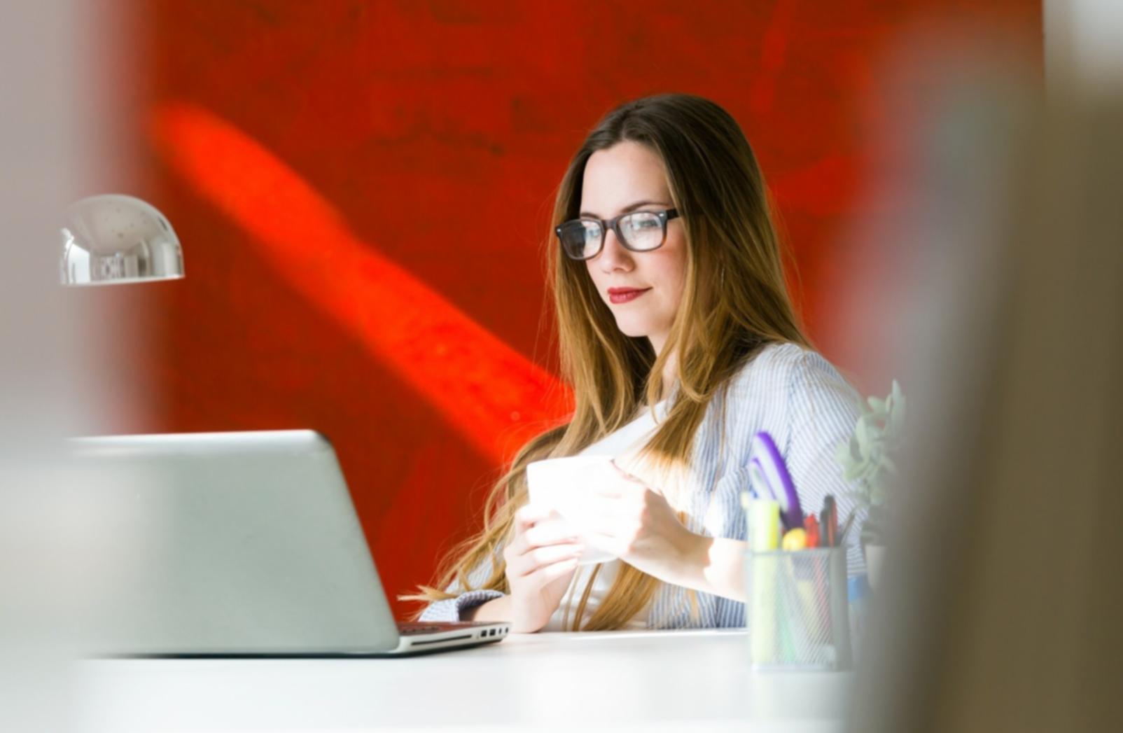 Partnerschaftliches Arbeiten im modernen Büro